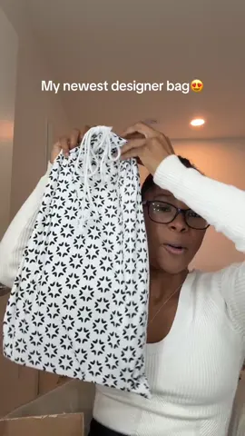 Isn’t she beautiful??😍😍 use code BMEKWEEN with @Vivrelle #newdesignerbag #handbagunboxing 
