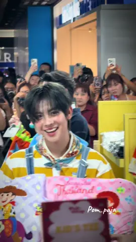 น้องเฟิร์สวันบ้าง เมื่อแฟนคลับให้เลือก 2 ใบนี้กับคนนั้น(พี่เติ้ล) ชอบอันไหน สรุปไม่เลือกเอาหมดทั้ง2 รวมแม่ๆด้วย น่ารักเนอะ ยิ้มสดใสมาก #เติ้ลเฟิร์สวัน #tlefirstone #ยัยแป๋ว 