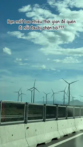 Không ai thật sự nhìn thấy nỗi uất ức của bạn. Những lần bạn nhẫn nhịn, những đêm bạn im lặng nuốt vào trong, những giọt nước mắt rơi mà không một ai kịp để ý… tất cả dường như vô hình trong mắt người khác. Chỉ đến khi bạn mất kiểm soát, buộc phải bật ra những lời khó nghe, người ta mới quay lại nhìn. Nhưng trớ trêu thay, cái họ thấy không phải hành trình bạn chịu đựng, mà chỉ là một cơn giận bùng nổ. Và thế là, trong mắt họ, bạn trở thành “người sai”. Đau lắm, phải không? Cái đau của kẻ đã cố gắng hết sức để giữ yên, nhưng cuối cùng lại bị hiểu lầm. Cái đau của một trái tim muốn được thấu hiểu, nhưng càng vùng vẫy càng thêm đơn độc. Thật ra, nỗi uất ức cũng giống như một chiếc bình đầy nước. Nếu cứ rót vào mà không hề rót ra, đến một lúc nào đó, nó sẽ tràn. Và khi tràn ra, nước có thể cuốn theo cả những mảnh vỡ. Điều quan trọng là bạn cần hiểu: bạn có quyền cảm thấy uất ức, có quyền mệt mỏi, có quyền được lắng nghe. Nhưng thay vì dồn nén đến mức vỡ tung, hãy tìm cho mình một cách lành mạnh để giãi bày. Một cuộc trò chuyện chân thành, một trang giấy viết ra, một khoảnh khắc ngồi yên để quan sát tâm mình – tất cả đều có thể trở thành chiếc van xả dịu dàng. Và nếu chẳng may bạn đã từng dồn nén nhiều sự uất ức bên trong, xin cũng đừng quá tự trách. Đó là tín hiệu cho thấy bạn cần học cách chăm sóc mình nhiều hơn, tử tế với cảm xúc của mình hơn, thay vì cứ cố gồng lên để rồi bị cuốn vào vòng luẩn quẩn của tổn thương – hiểu lầm – day dứt. Bạn không sai khi có cảm xúc. Bạn chỉ cần học một cách khác để nói ra, để bảo vệ mình mà không đánh mất đi sự bình an. Và bạn ạ,  Đôi khi, điều quan trọng không phải là khiến người khác hiểu được bạn uất ức thế nào, mà là chính bạn đủ dịu dàng để hiểu và cảm thông được cho sự khó khăn của mình! Là bạn có thể yêu thương và ôm lấy chính sự uất ức của mình. tự nói với mình: Thương lắm, thương lắm, thương tôi lắm! #viraltiktok #viral #ngoaitinh #yfp 