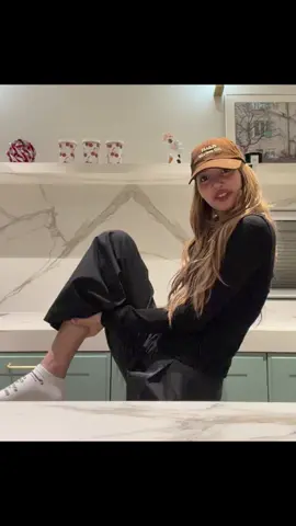 #LISA  explained the story behind her new dolphin tattoo: when she was a kid, her mother gave her a dolphin necklace, which she treasured, but she lost it when she moved to Korea. As a result, Lisa feels a connection to dolphins and believes they are her spirit animal 🐬 #LISA #LALISA #LLOUD 