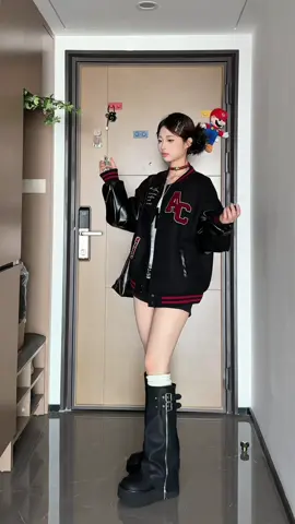 Áo varsity dạ thêu chi tiết sắc sảo, cầm là thấy độ xịn.#aobomber #xotitfashion  chất như nước cất#varsity #domuadong 