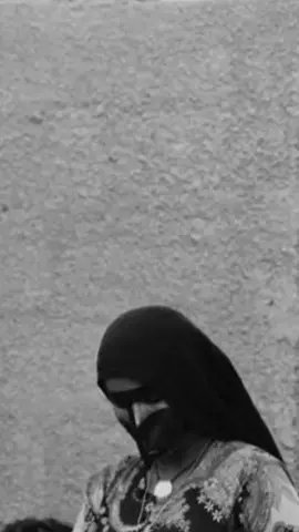 عزيب الرّيم في قفره نزيحه                     وعين الحرّ لي في راس نابي 🦪 