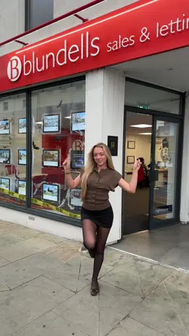 Do you want the house tour💁🏼‍♀️🏡#housetour#sabrinacarpenter #estateagent 