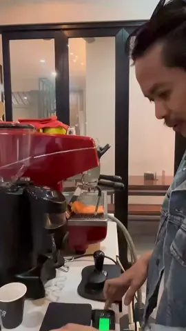 Setiap tetes kopi punya cerita… yang nggak semua orang bisa pahami. Hashtag: #CoffeeVibes #MorningRoutine #ASMRCoffee #DailyAesthetic #Coffeetime #BaristaMood #CalmVibes #SlowMorning #CafeVibes #PourOver #fyp #foryoupage #foryou 