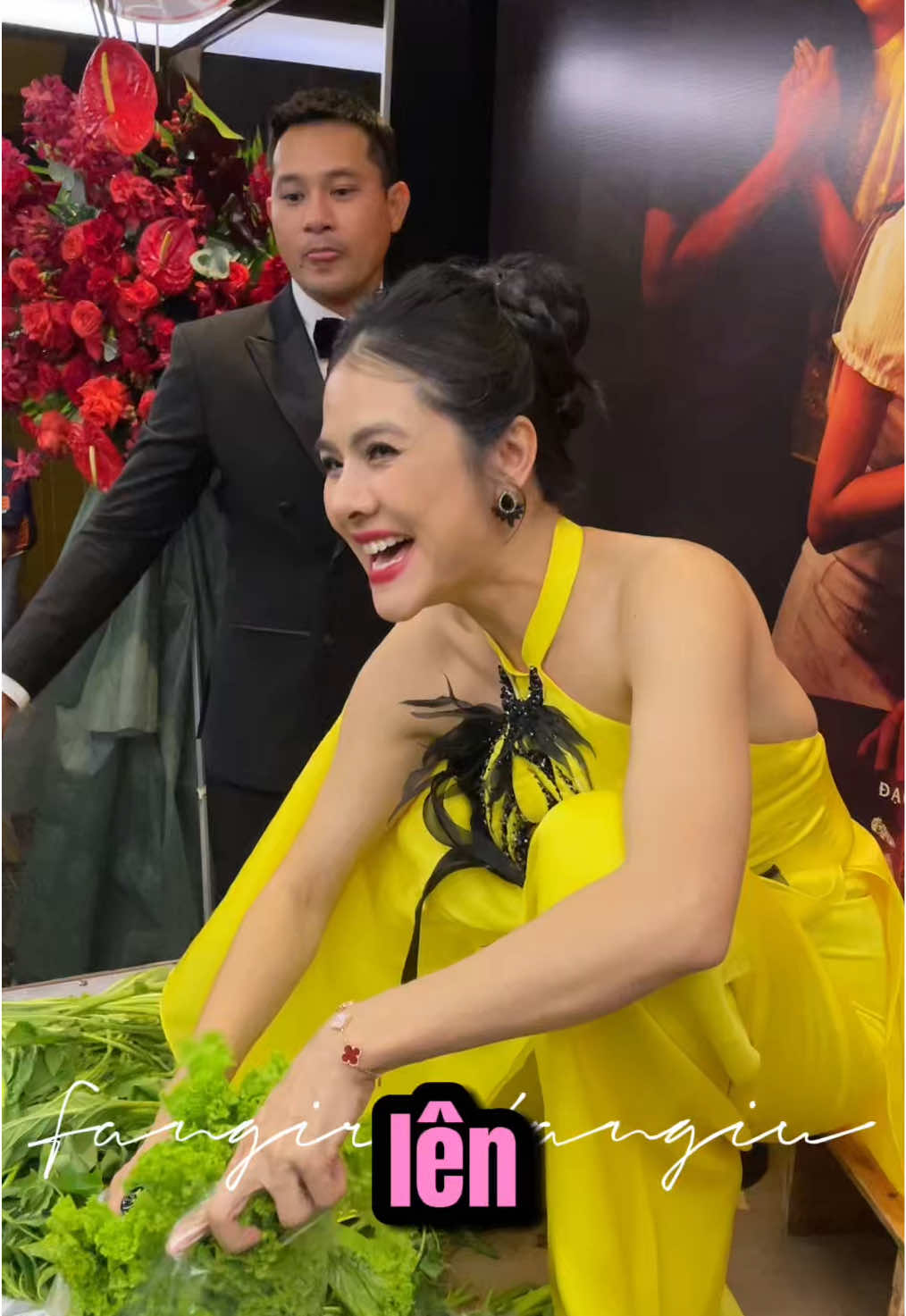 Vân Trang live action bán rau sau buổi premier phim Nhà Ma Xó🥰. Ai đi qua để lại cmt 🥦🌽🥒 mình ship tận nơi nha!! #vantrang #nhamaxo #premier 