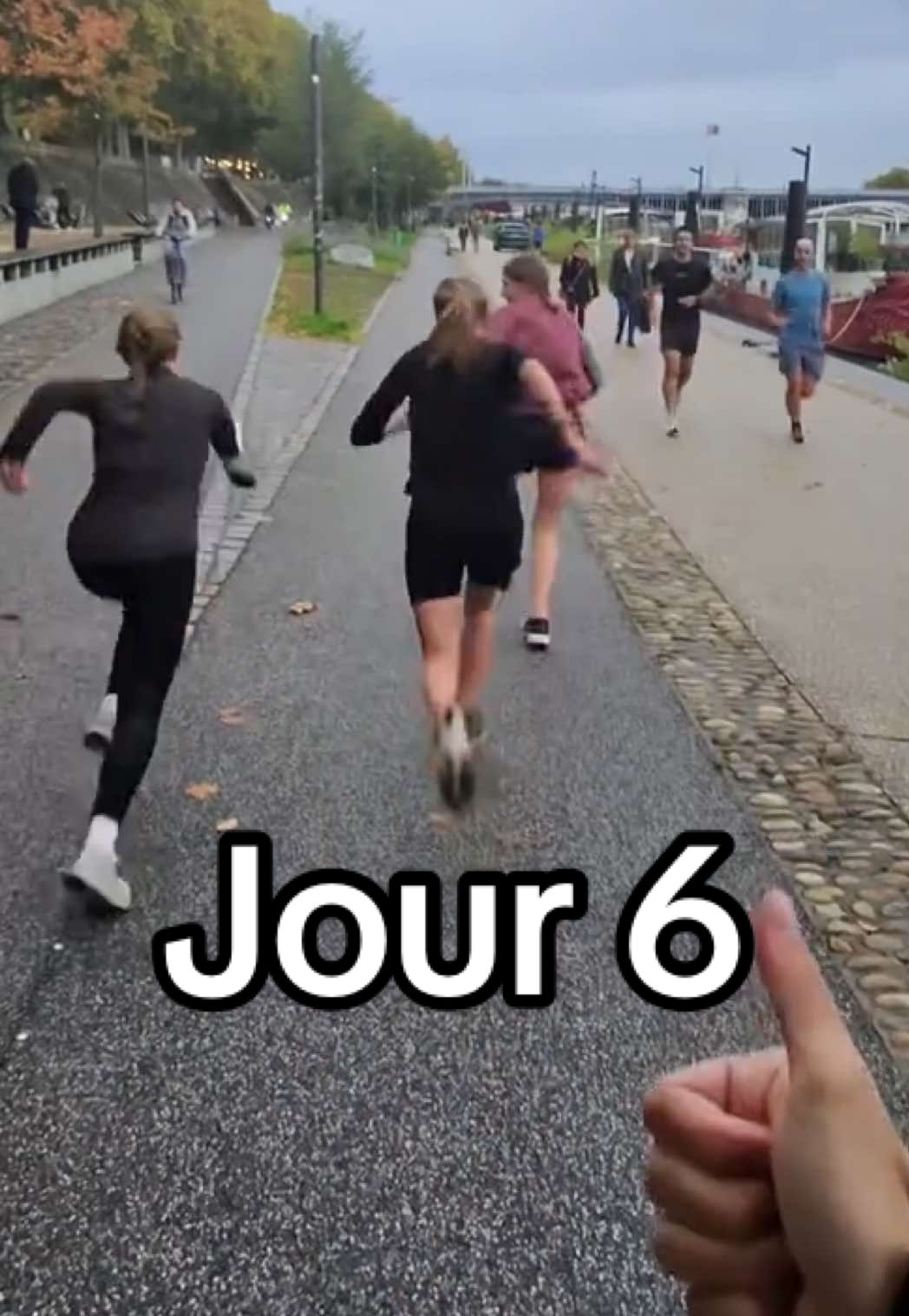 Je suis tombé sur des sportives !   10 secondes c’était peut-être beaucoup 😂 #courseapied #course #run #yescyrille #challenge