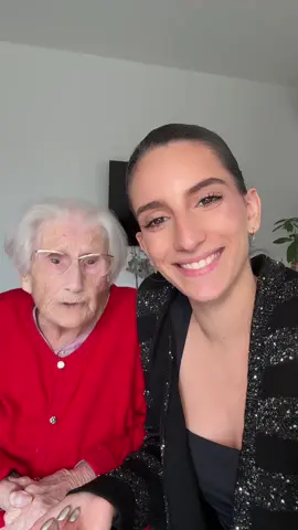 Il y a des histoires qu’on ne veut plus jamais revivre. La maman de Mamie est partie à cause d’un cancer du sein… à une époque où on ne le prenait pas encore à temps. Aujourd’hui, on en parle pour que plus aucune femme ne traverse ça seule. 💗 1 femme sur 8 est touchée par le cancer du sein, mais détecté tôt, il se soigne dans 99 % des cas. Alors, prenez soin de vous, parlez-en, faites-vous suivre et surtout, soutenez la recherche. 🎀 Faites un don à @RubanRoseOfficiel , le lien est dans ma bio. Parce que chaque geste compte, même une parole 💬 #OctobreRose #RubanRose #CancerDuSein #TousConcernés #SoutenonsLaRecherche 