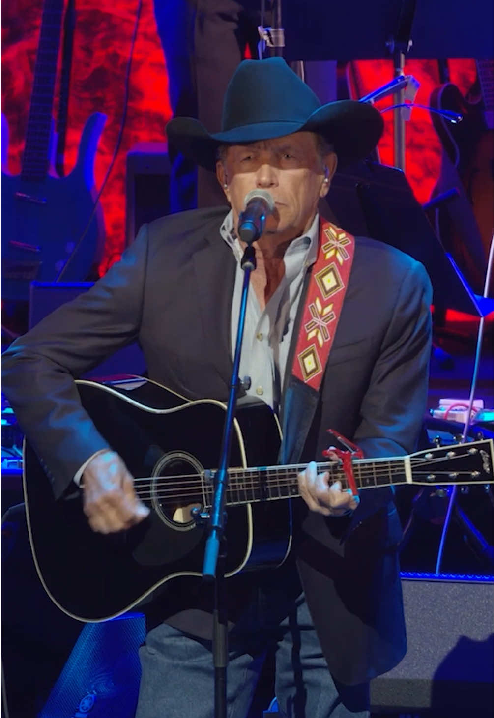 On Sunday, George honored Tony Brown with a heartfelt performance of “Troubadour” at the @Country Music HOF & Museum Class of 2025 Medallion Ceremony! #CountryMusic #Troubadour #GeorgeStrait