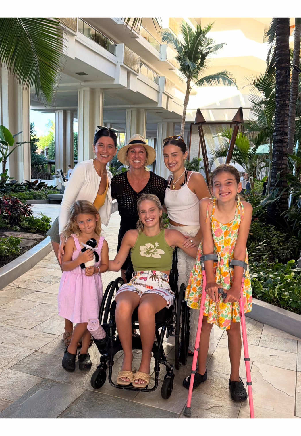 One of the highlights of the trip was running into @Em + Abby and getting to hang with their family ❤️