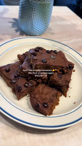 My healthier pumpkin brownies 🎃🤎✨ Loaded with whole foods and so tasty!  One of my fav desserts from my cookbook (coming out at the end of the month) 🥰 Full recipe: 1 can pumpkin purée  1 egg 1/2 cup almond butter  6 dates  1 tbsp cocoa powder  1.5 tsp baking powder  1 tsp vanilla extract  Pinch of sea salt  2-3 tbsp Dark chocolate chips  Bake at 400 degrees for 20 min!  #healthydessert #healthyrecipes #fyp #creatorsearchinsights #brownierecipe 