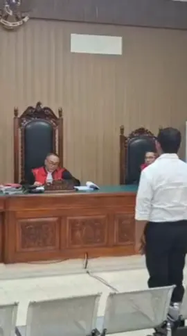 majelis Hakim PN Kota Kupang menjatuhkan vonis 19 tahun penjara kepada Terdakwa Eks Kapolres Ngada, AKBP. Fajar dalam kasus kekerasan seksual terhadap anak #videojurnalist #freelancemedia #jurukamera #journalisonduty 