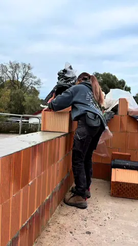 Einfach nur auf der Baustelle den 36,5er  HLZ mit Nadelholzfaser vermauern 💪🏽🧱 Was steht bei euch morgen auf der Arbeit an? 😎🫱🏼‍🫲🏾 #baustelle #fyy 