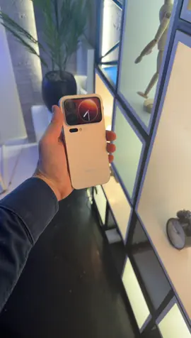 جوال #xiaomi17pro الجوال ذا اول ما نزل تم بيع كل الأجهزة بوقت قصير جدا لانه نسخ حرفيا تصميم #iPhone17Pro مع إضافة شاشة خلف الجهاز