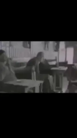 (2) زرعت اسمي بدرب ريحك زمان الخوف ... والذله وعذابات السبي ها كثر خرسه مفاتيحك  ولا باب اليطر الليل .. مضوي يبشر ذنوبك لفه الطوفان  ياحيرة زمن مشبوح بين الموت ولأنسان  ياوحشة عمر سهران بالهم ... والبچي  وانتَ واگف بأخر الدنيه نبي  انتَ واگف ... والزمن مذبوح  مذبوح الوكت مذبوح  ياروحي وبعد بيج المذّله تنوح محفوره الدنيه بروحي سكته..وليل  يلبسني التعب .... والليل  بچه بدمي العراق وترس بيّ الليل  سكت بيّ الضمير ودنگت وحشه  وهظيمه الخيل  اذبح سكته أيامي يطگ ميّة نبع بالروح  يلعب نبع ويه الروح  ويذبني بدربكم صف عشگ وأزهار  أنبت للحزن أشجار . يمر بيها الگمر يغسلها بالوحشه  لذيذ الگمر بالوحشه  صديق الگمر بالوحشه يهلبت واهس بروحي يجيبك يوم جا هوّ المفارگ دوم  مر ليلة مطر بالنوم من بيّ سوالف .. مر ليالي .. مر عشب  من بيّ ولو بس إنت تلگاني حزن واسرار أصلي بكل مسامه تگوم بيّ النار  أصلي بكل مسامه يخضّر البسمار تاخذني صلاتك شوف  وأتباهه سفن وانهار  واظل مشبوح بدروبك صليب  وعاشگ وبسمار ...................... القديس_علي_الشُباني (2) من قصيدة(بيان للزمن المذبوح) (من ديوان أيام الشمس) (مًن يبق حياً يتعذب)  (مظفر_النواب)#fyp 