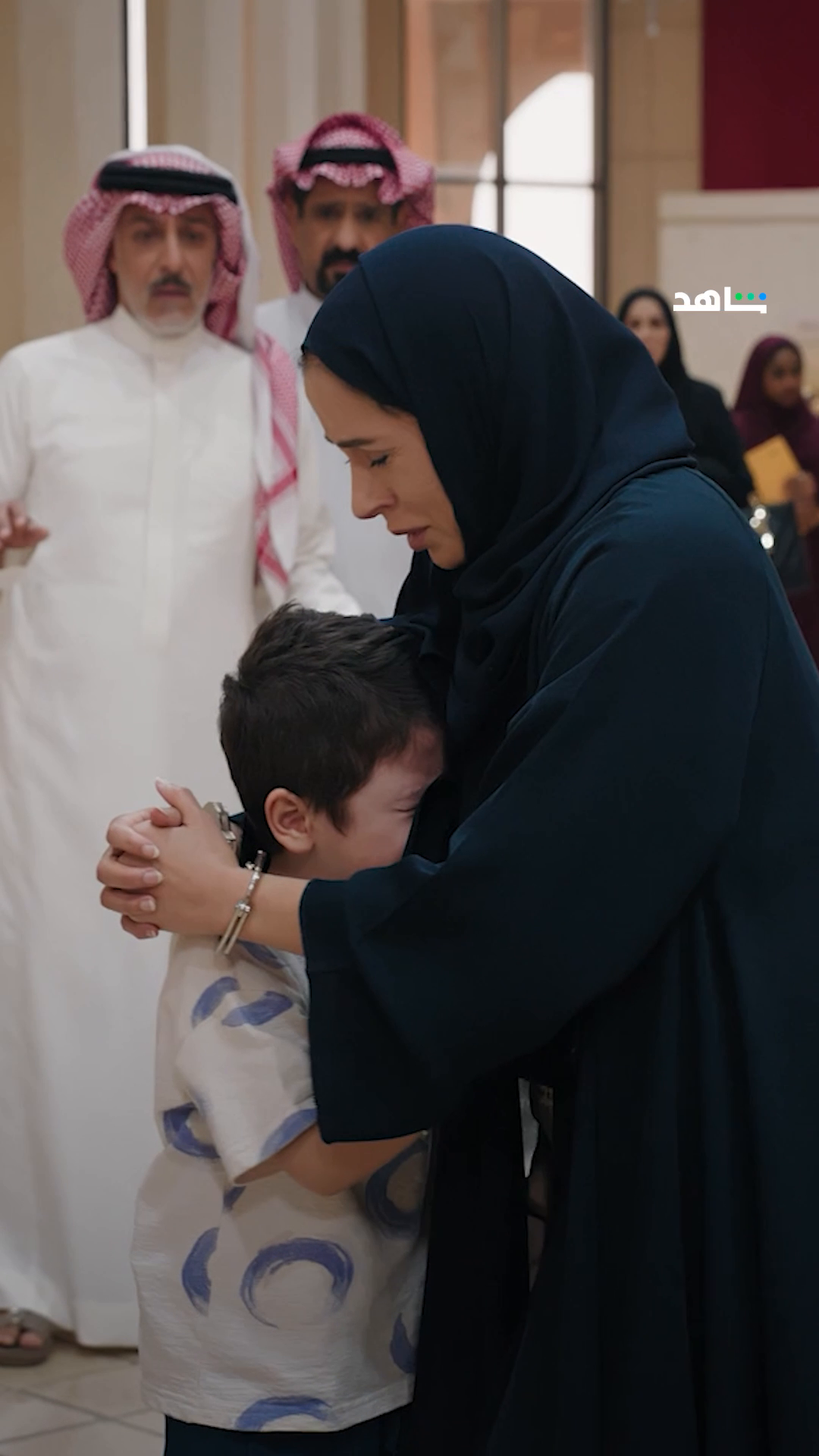 أمهم راحت للسجن بسبب فعايلها قدام عيونهم المشهد اللي بكانا.. ومستحيل ننساه 😞💔 #المرسى يعرض الآن مجاناً وبدون اشتراك على #Shahid #حكايات_لا_تنتهي