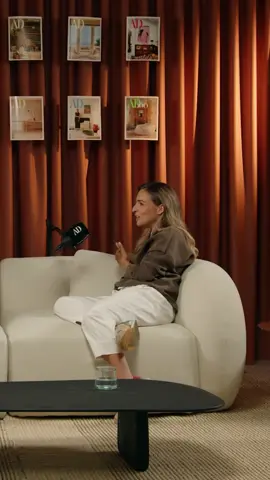 En el nuevo episodio de ‘Mi casa en AD con Kave Home’, entramos en el universo sensorial de la interiorista Lorna de Santos: hablamos de cómo diseñar “con calma” e intención, de compaginar trabajo y maternidad, del nuevo mapa creativo de Madrid y de por qué a veces lo más importante es lo que no se ve. Una conversación sobre alma, espacio y tiempo con una de las voces más poéticas del interiorismo español. ¡Ya disponible! Escucha el episodio completo en el link de la biografía. #Archdigest #MicasaenAD #Podcast #Interiorismo #Lornadesantos