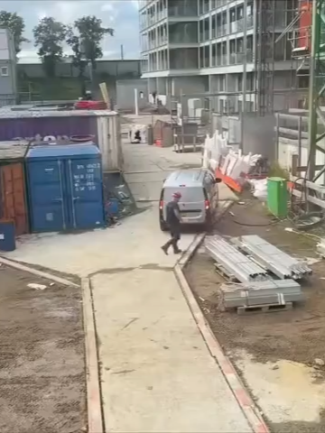 Links, rechts! NEEE! Lul! achteruit..... Gaat lekker op de bouw! #bouw #aanwijzing #voorjou