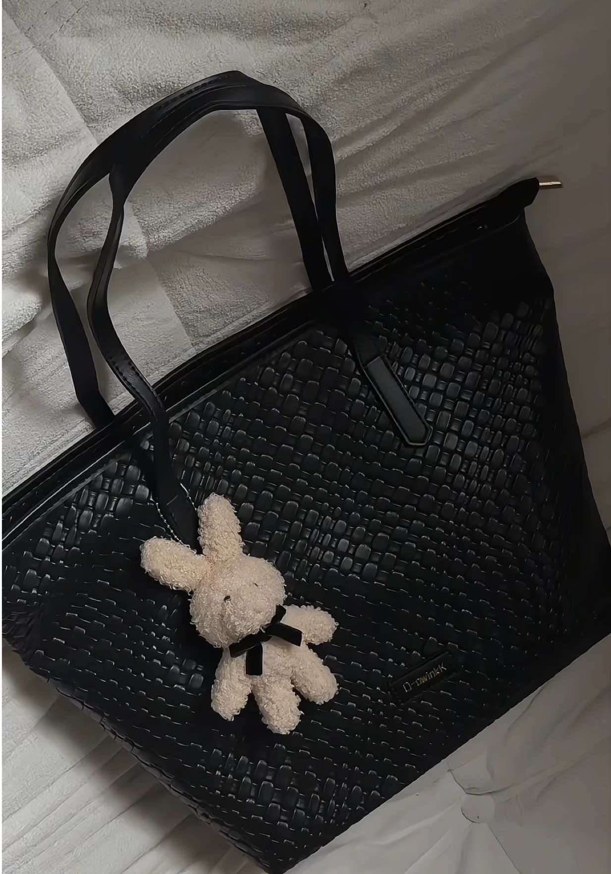 tbh this bag ate. so sturdy, roomy, and aesthetic af #totebag #oowinkk #wovenbag 