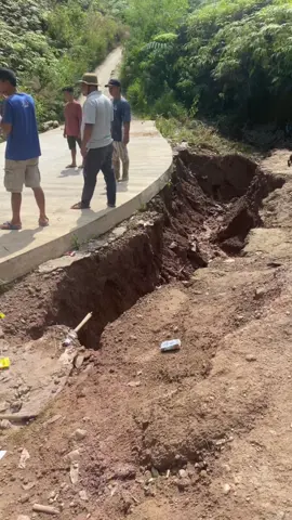 Apakah pantas proyek baru di pakai berpa bulan udah seperti ini,udah rusak parah,dan lebih parahnya lagi jalan pembagunan ini tidak selsai sama sekali,ini juga baru bisa di pakai hasil dari suwadaya masyrakat bayur,alangkah susah hidup kami d desa,tidak ada klancaran sama sekali sinyal susah,jalan apa lagi🙏🙏 @fyp tiktok @gerindra @Prabowo Subianto @Oku Selatan Update @Gerindra Palembang @DPC GERINDRA KOTA PAGARALAM @GERINDRA JAKARTA @GERINDRA PALEMBANG @HERMAN DERU @Herman Deru @PRABOWO SUBIANTO 