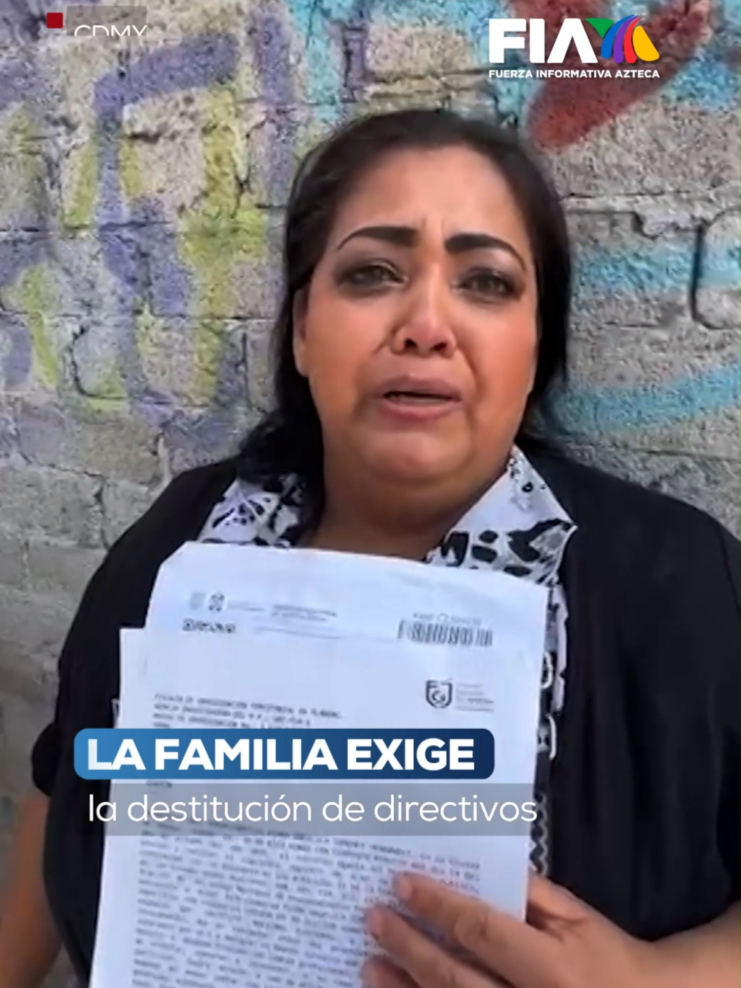 👟💔 Vi0lencia escolar en Tláhuac: g0lpean a Nicole, de 12 años, por estrenar tenis Los casos van desde “bromas” hirientes hasta agresiones extremas como esta. Nicole, de 12 años, fue brutalmente golpeada la semana pasada en la secundaria 324 “Alfonso Caso Andrade”, en Tláhuac, CDMX. ¿El motivo? Estaba estrenando unos tenis. Lo más grave es que, según denuncias, ningún profesor ni directivo la ayudó durante la golpiza. Fue un policía quien la auxilió y la trasladó al Hospital General de Tláhuac, donde estuvo hospitalizada. 🗣️ “Me voy a traer los tenis viejitos”, dice Nicole, temerosa. Su madre, Flor, está desesperada. La familia ha denunciado abusos desde 2023. 👨‍👩‍👧‍👦 Exigen la destitución de directivos y que el director entregue los videos de seguridad. Ya presentaron una denuncia ante el Ministerio Público. Con información en #LosRuizLara con Christian Larah y Roberto Ruiz  #FIA #Nicole #Tláhuac #CDMX #LoViEnTikTok