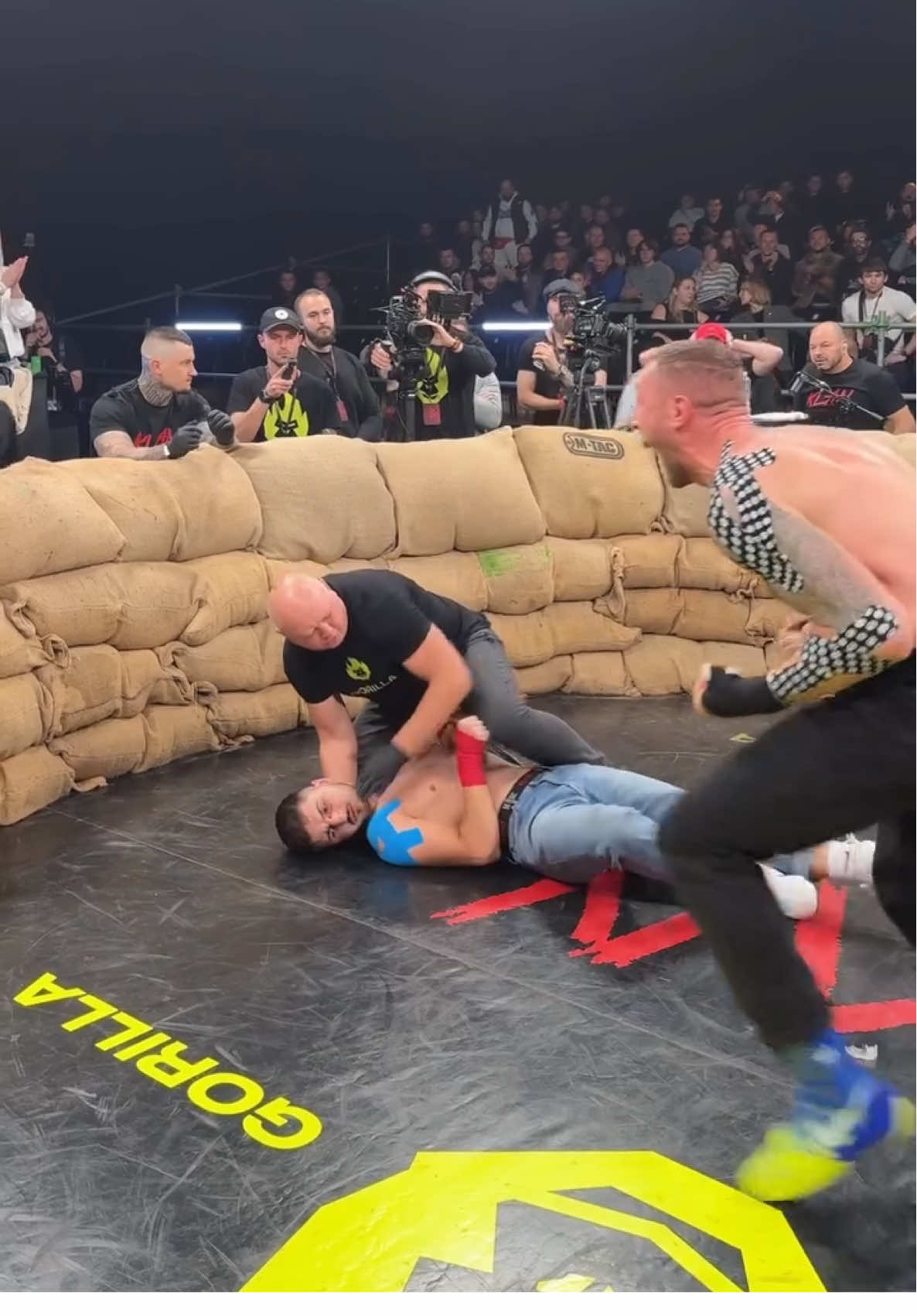 HEAVY blow 🤯 You DON’T play Bare Knuckle Boxing.. @klan fc #boxeo #kiev #ukraine 