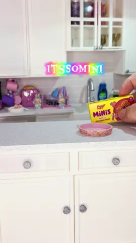 Breakfast time? Let’s see what we’re having today with the #miniverse real brands! These are so adorable! Most of them fit perfectly in my Barbie size doll house. #miniature #food #morning #snack 