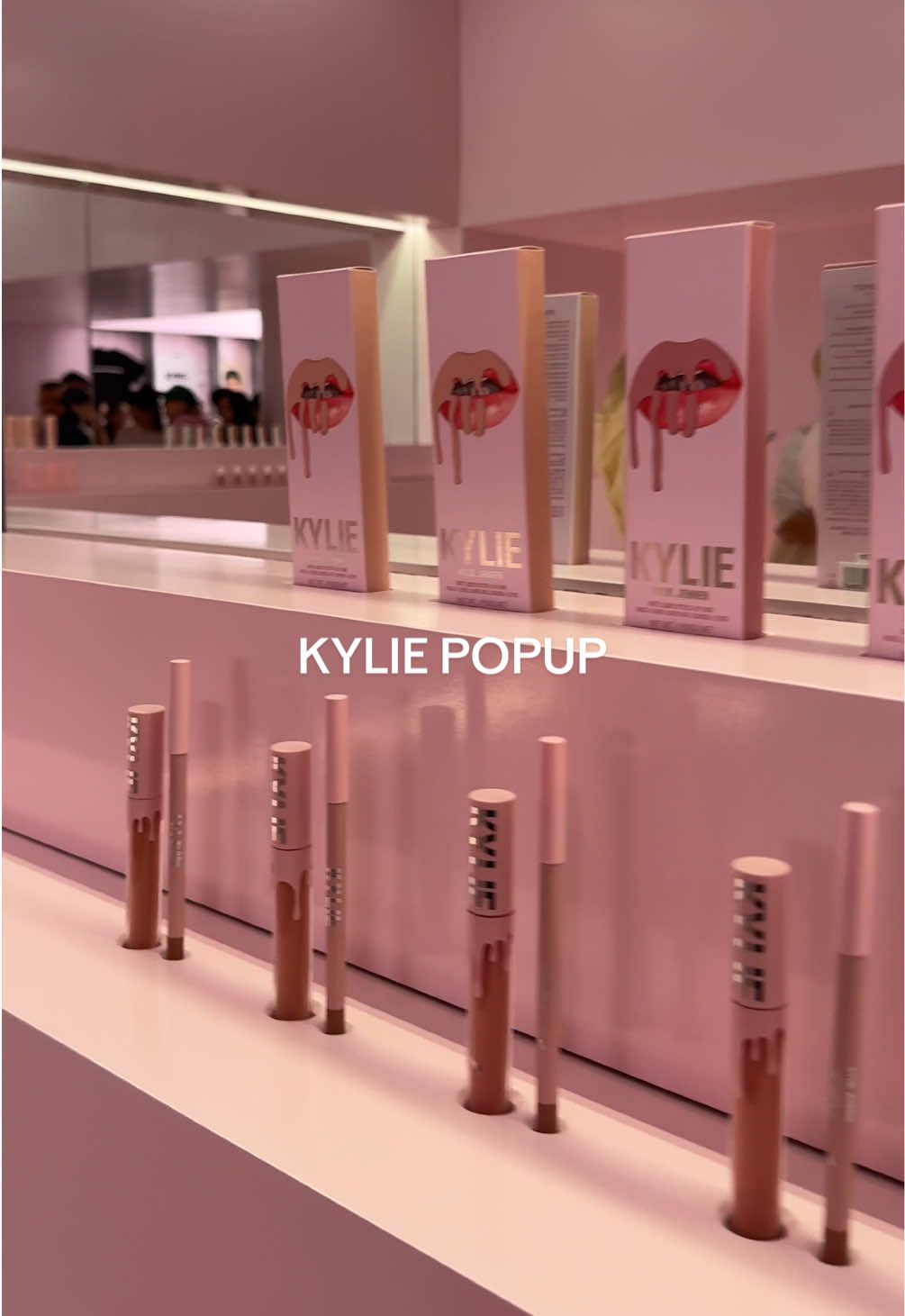 best popup ever! From @snapchat to the team @Kylie Cosmetics @Kylie Jenner really out did herself! It was such an amazing time 🩷🎀💓 #kyliecosmetics #kyliejenner #kingkylie #popup #thingstodoinla 