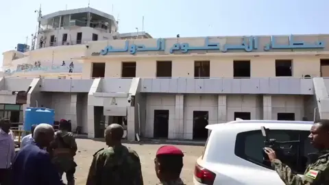 البرهان من داخل المطار