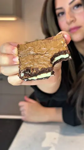 Nutella brownies på 4 ingredienser! (3 utan vitchoklad)  Du behöver: 450g Nutella 3 st ägg 2 dl vetemjöl  200g vitchoklad  Starta ugnen på 175grader. Smörj en bakform. Vispa ihop Nutella, ägg och vetemjöl tills smeten är klumpfri. Häll hälften av smeten i en form. Ha vitchokladen i mitten och avsluta med resten av smeten. Baka mitt i ugnen i ca 30min. Låt svalna helt🤤 Nutella brownies in 4 ingredients! (3 without white chocolate)  You need: 450g Nutella 3 eggs 120g wheat flour  200g white chocolate  Start the oven at 175 degrees. Grease a baking pan. Whisk together Nutella, eggs and wheat flour until the batter is lump-free. Pour half of the batter into a pan. Put the white chocolate in the middle and finish with the rest of the batter. Bake in the middle of the oven for about 30 minutes. Let cool completely🤤 #EasyRecipe #enklarecept #viralrecipe #fyp #Recipe #fypviralシ #choklad #nutella #brownies #brownie #chocolate 