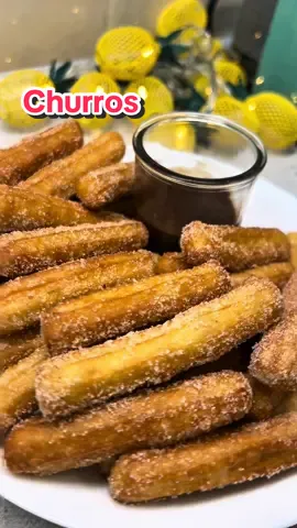 Churros -REPOST-  Hozzávalók: 250 ml víz 3 ek cukor 50 gramm vaj 1 nagyobb vagy 2 kisebb tojás 140 gramm liszt csipet só vanília aroma Elkészítés: A vizet a vajjal, a cukorral és a csipet sóval együtt felforralom. Miután felforrt hozzáadom a lisztet, csomómentesre keverem, majd keverőtálba öntöm és hagyom kicsit hűlni. Ezután beleteszem a tojást (tojásokat is), a vanília aromát és robotgéppel összedolgozom (lehet kézzel is). Habzsákba töltöm, amihez a legnagyobb lyukú csillagformát használom és a videón látható módon bő olajban kisütöm a churrosokat. Ha megsültek megforgatom őket fahéjas kristálycukorban. Nutellás mártogatóssal tálaltam, amihez nutellát melegítettem fel egy nagyon kevés tejjel (így folyósabb, jobb mártogatósnak) Én a videóban dupla adagot csináltam, tehát a receptben található mennyiségek dupláját használtam. #churros #desszert #fánk 