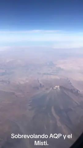 Sobrevolando la ciudad de Arequipa en mi viaje a LIM desde POA el 16/12/2019. En esta toma se puede ver el cono del Volcán Misti. Nunca me aburro de ver ese paisaje del desierto andino. #arequipa #arequipaciudadblanca #avianca 