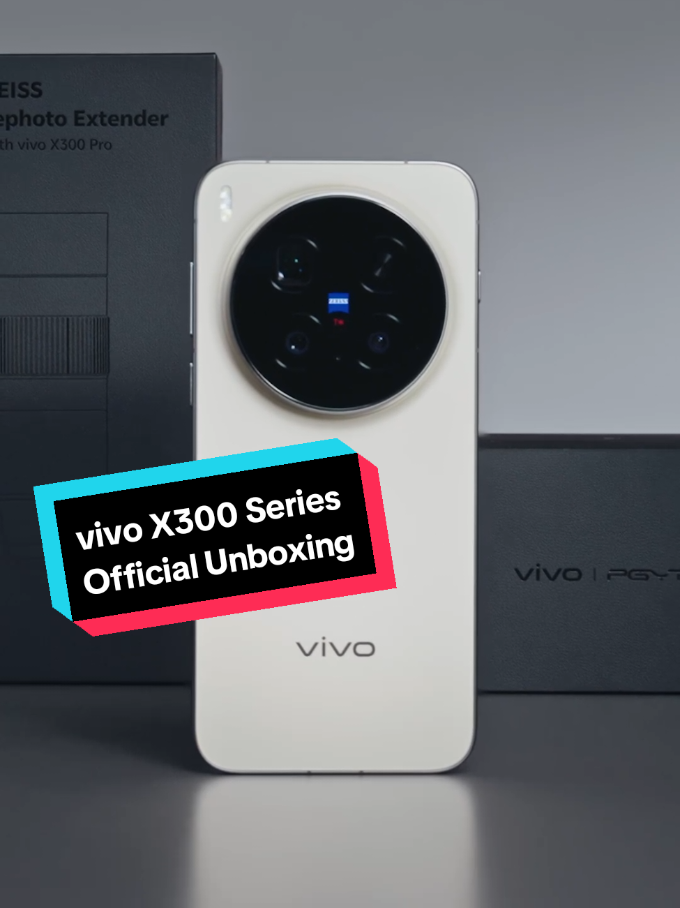 📦 Für das frisch angekündigte X300 Pro gibt es auch zwei Erweiterungen: 📷 Einerseits einen Camera Grip, der dein Smartphone wie eine eigenständige Kamera anfühlen lässt. Gemütlich zu halten, den Auslöser-Knopf dort, wo man ihn erwartet, und auch eine leichter ermöglichte Befestigung am Stativ. 🔎 Andererseits gibt es auch ein externes Telefoto-Objektiv, das auf die Camera Grip Hülle befestigt werden kann und deine Shots noch weiter zusätzlich zur im Handy eingebauten Telefotolinse vergrößert. Wann und wie genau diese Erweiterungen für das X300 Pro in Österreich erscheinen werden, das erfährst du bei unserem europäischen Launch Event am 30.10. um 17:00 Uhr! (Livestream-Link zeitnah in Bio) #vivoX300Series #GoFurther #vivoX300Pro #unboxing #dieWeltnochnäher 