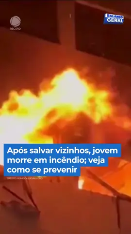 Incêndio atinge um prédio no Brooklin, zona sul de São Paulo. A Tífane, de 26 anos, chegou a avisar os vizinhos sobre o fogo e voltou ao apartamento. Quando tentou sair de novo, morreu por causa da fumaça. A morte da moradora levantou questões sobre medidas que podem ajudar a salvar vidas. Nossa equipe conversou com os bombeiros para saber o que fazer em casos como esse. 👉 Assista à reportagem completa do #BalançoGeral em R7.com/balancogeral