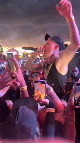 Chefin pertinho do público no festival Rap in cena 