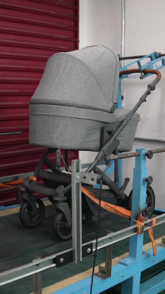 Você já se perguntou como é testada a segurança de um carrinho de bebê? Na ABC Design, cada modelo passa por rigorosos testes de certificação — simulando impactos, frenagens e uso intenso, pra garantir o máximo de proteção e durabilidade. ✨ #ABCDesignBrasil #ByGermany #TesteDeSegurança #CarrinhoDeBebê #DesignAlemão #BabyGear #InovaçãoComPropósito #PaisEmMovimento #MaternidadeReal #SegurançaInfantil #QualidadeAlemã #MomLife #BabyEssentials