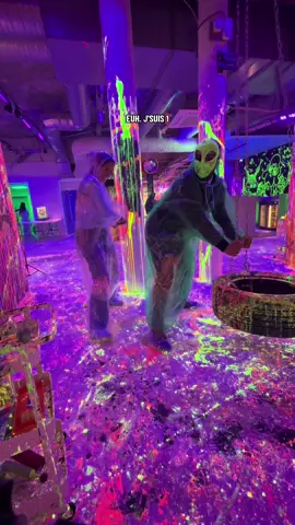 **invitation**  J’ai testé leur expérience immersive à Paris… et franchement, c’est une dinguerie. Bienvenue chez @paint.invaders  Tu peux venir avec tes potes, ta famille ou même les enfants, te lâcher et ressortir ta créativité (même si tu sais pas dessiner 😅)  #paintinvaders #experienceimmersive #bonplan #paris 