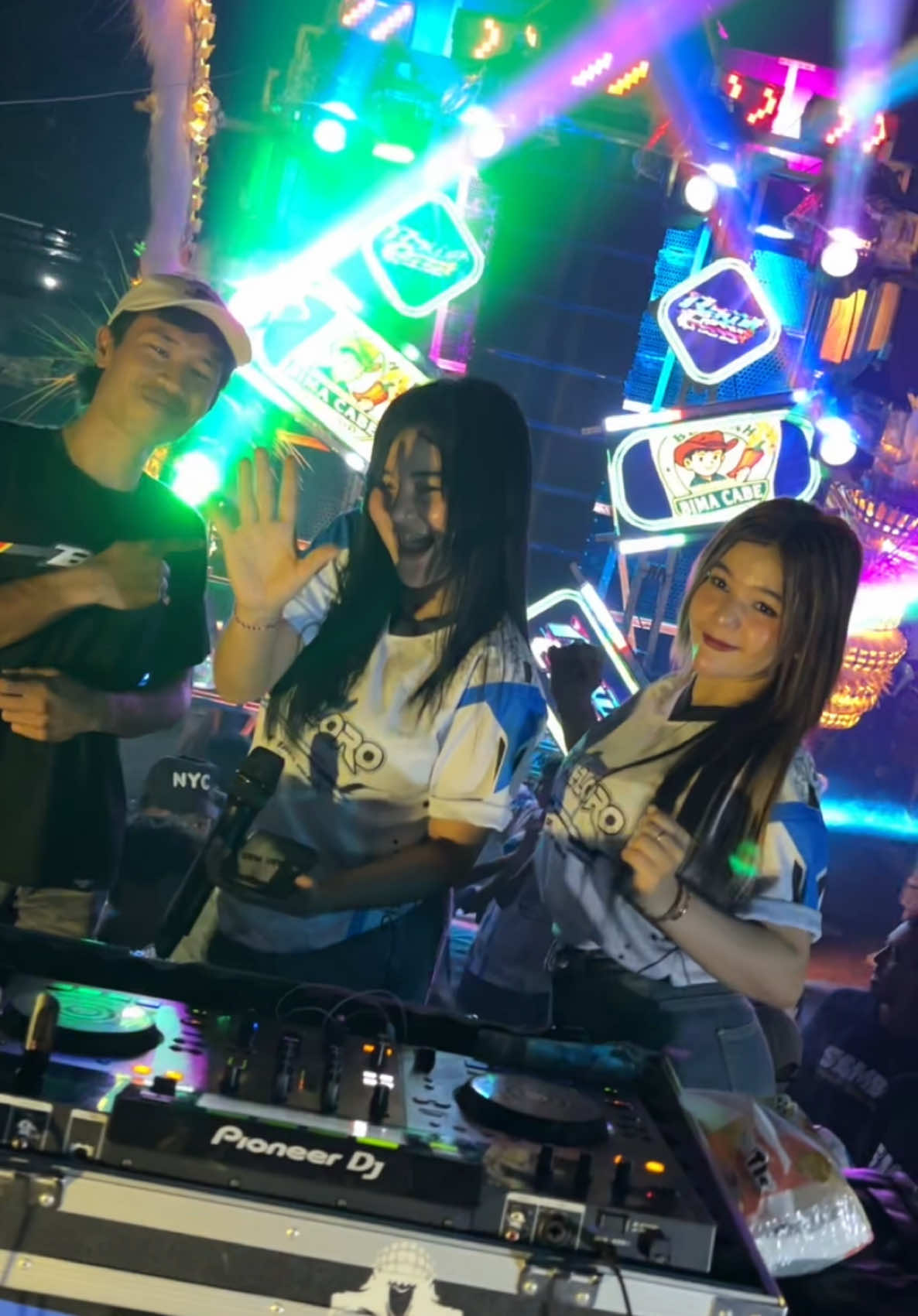 party bareng @DJ MARETTH @BULLE JOWO🇺🇿🇳🇱🇮🇩 @MrengilJoss LulukYesha #karnavalsidodadi2025 #sengkunigank #jember24jam #pemudaerweloro #rawitexpress #berandatiktok 
