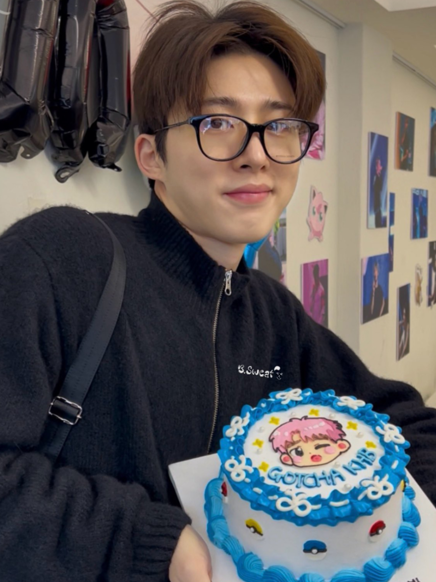 how sweet he is 🥹❤️ happy birthday lover boi @B.I #BI #HANBIN #131LABEL #fyp 