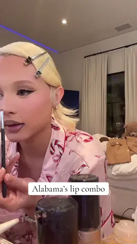 Kylie needs to bring back that loose powder highlighter ☹️💕 #alabamabarker #kyliejenner #livehighlights #grwm #lipcombo 