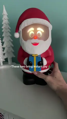 SANTEK claws and Riley the reindeer are the cutest singing decorations this year 🎅 🦌 their faces project inside with lights and music to fill the room with Christmas cheer. Perfect for a holiday decor or gift – don’t wait too long to grab them a 🌲 ✨ #ChristmasDecor #HolidayVibes #FestiveFines #CozySeason #HomeForTheHolidays 