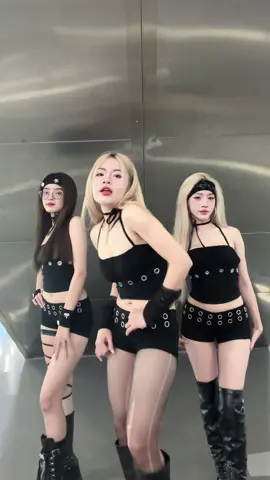 Trộm vía mỗi người một cảm giác k nhảy k ai giống ai 🤣@LynZy @Lùn mà cháy 🔥 #sandy4198 #viral #xuhuong #danceriktokviral 