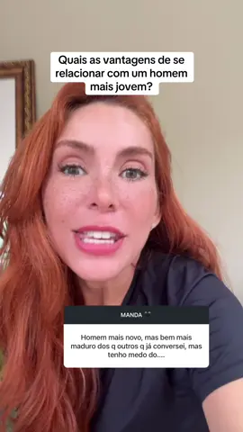💋 Quais as vantagens de se relacionar com um homem mais jovem? Nem sempre a diferença de idade é o problema… às vezes, é a solução 😉 Homens mais jovens costumam admirar mulheres seguras, autênticas e com bagagem emocional. Eles se encantam por quem já sabe o que quer, não joga e não tem medo de ser intensa. 💭 Eles trazem leveza, curiosidade, energia, e muitas vezes menos vícios emocionais do que homens mais velhos, que já vêm cheios de resistências. A troca é real: enquanto ele te inspira com vitalidade, você o inspira com maturidade. Mas lembre-se o segredo não é a idade, e sim a reciprocidade. Quando há respeito, desejo e crescimento mútuo, o tempo vira apenas um detalhe. ✨ Siga o perfil pra aprender a se relacionar com sabedoria e atrair conexões de verdade. #relacionamentos #mulhermadura #autoestima #psicanálise #amorpróprio