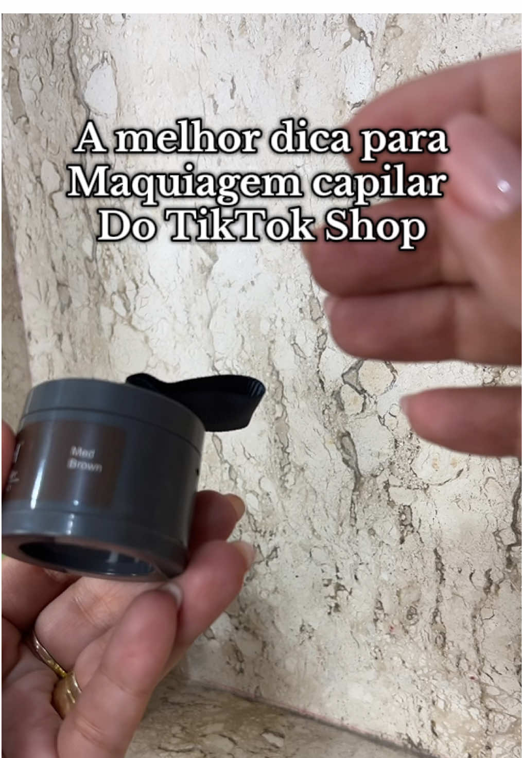 A melhor dica para maquiagem capilar do TikTok.🥰 Embalagem compacta, de fácil aplicação que serve para cobrir indesejáveis cabelos brancos, calvície, inclusive falhas em barbas. Por menos de R$50, você vai ter a solução para seus problemas por meses! Se gostou da dica, o link do produto está fixado, para que você possa garantir o seu!🥰 #maquiagemcapilar #cabelosbrancos #dica #oferta #tiktokshop 