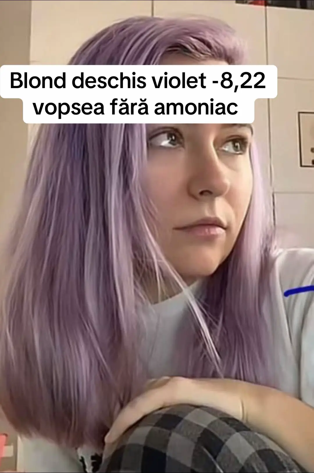 Descoperă rafinamentul unei nuanțe unice — Blond Gri Violet 8.22, combinația perfectă între eleganță rece și accente moderne, sofisticate. Această vopsea oferă o culoare intensă, luminoasă și plină de personalitate, ideală pentru femeile care iubesc tonurile reci și elegante. ✨ Beneficii: 	•	Nuanță de blond deschis cu reflexe gri-violet pentru un efect trendy și sofisticat; 	•	Acoperire perfectă a firelor albe; 	•	Textură cremoasă, ce asigură o aplicare ușoară și uniformă; 	•	Protejează și hrănește părul datorită formulei delicate; 	•	Rezistență îndelungată și luciu radiant. Transformă-ți look-ul cu o culoare ce emană stil, mister și rafinament – 8.22 Blond Gri Violet, nuanța care atrage privirile! 🌸💫 #foryour #romania🇷🇴 #romaniatiktok #foryoupage❤️❤️ #misiuneatiktok❤👸 