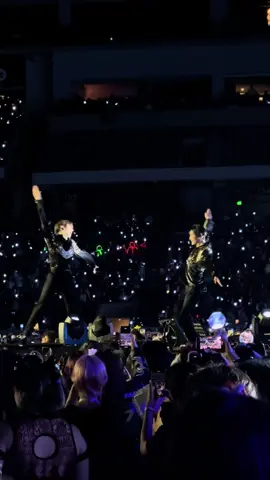🫶🏼🦋 #yunho & #seonghwa ♡ this whole tour #ateez did such a great job at having all these lil dance moments like this. I loved them all 🤗 #dlbw 