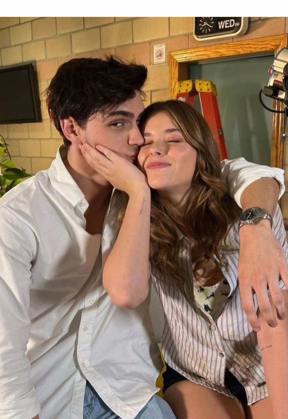 -. Hola mi amor quería decirte que eres tan bonita mi amor, te mereces todo lo lindo del mundo, me encantaría encerrarte en una cajita y que nadie te hiciera daño princesa eres hermosa en todos los sentidos, me vuelve loco tu forma de ser pq eres tan única y perfecta que no me creo aun que seas mi novia  le doy gracias a Dios por ponerte en mi camino sin duda el mejor regalo que me pudieron haber dado, eres la luz en mis días grises y tristes, te amo y siento demasiado por ti espero lo sepas preciosa gracias por haberme dado la oportunidad de conocerte es algo de lo que jamás me arrepentiré, quiero ser él novio perfecto para ti pq comó lo dije mereces muchísimo preciosa quiero quedarme contigo para siempre no me importan las peleas o los desacuerdos que podamos llegar a tener pq contigo todo se siente perfecto, no quiero perderte nunca pq si lo hago me pierdo a mí mismo tmb, y perdón por todas las peleas princesa no quiero a otra porque eres lo que siempre soñé, pensé que me quedaría solo pq el amor no era para mí pero veo que no era así, solo me faltabas tú para darme cuenta que estaba equivocado, te adoro mucho bebé, ya me imaginé un futuro a tu lado y espero que si se cumpla seamos tú y yo para toda la eternidad, te amo muchísimo mi valensitapreciosa y perdón por tan poco #fyppppppppppppppppppppppp #nickleister #noahmorgan #podercerdito❤️ #parati @valuu @TikTok 