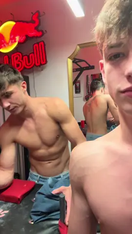 Mencionen a alguien más fuerte que nosotros 💪 #hombres #fuertes #armwrestling #gentleman #pulsos 
