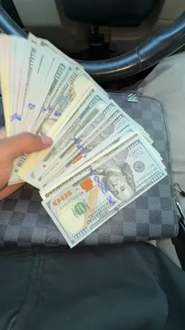 She Inlove wit a dumper lol #moneytok #fyp #freebandzgang 
