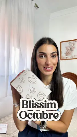 Estoy abriendo la cajita de Blissim Octubre y literal que no sabía que venía TAN completa 🤍 Es una suscripción mensual con mini tallas de marcas francesas de skincare y maquillaje, ideal para probar cosas nuevas sin gastar un dineral. Si os gusta descubrir productos antes que nadie… esta os va a encantar. @blissim.es #BlissimOctubre #CapCut #halloween #maquillaje #skincare 