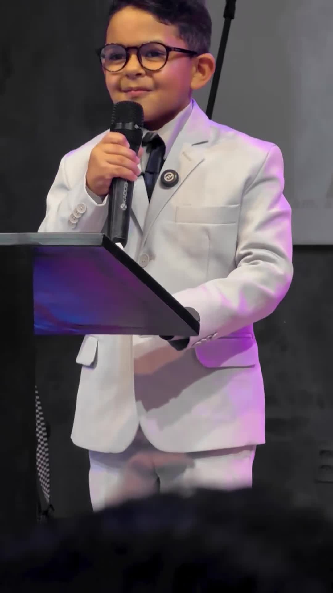 Nenhuma luta é grande demais para o nosso Deus! 🔥 Aos olhos carnais, podemos olhar para as nossas lutas e dificuldades e não enxergar uma saída, não encontrar uma solução….mas quando nós voltamos para Ele, quando dobramos os nossos joelhos e clamamos pelo seu socorro, Ele nos ouve e estende a sua mão para nos ajudar e nos lembrar que para Ele NADA é impossível! Que essa verdade te alcance no dia de hoje e você tome posse da sua vitória! Amém? 🙏